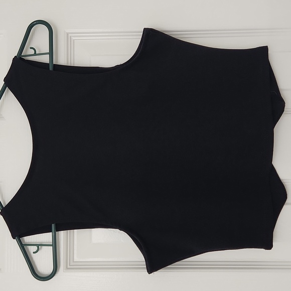 Black Sleeveless Vest - Picture 2 of 4